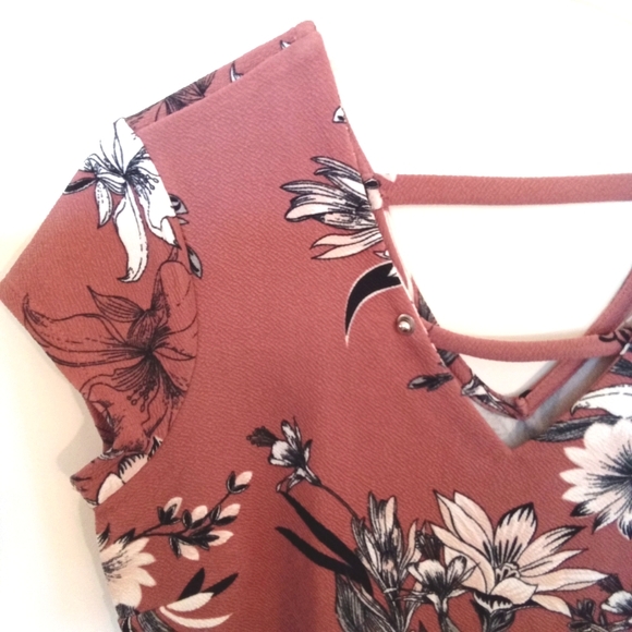 Spring Floral Knit Crepe V-Neckline Top - Picture 9 of 11